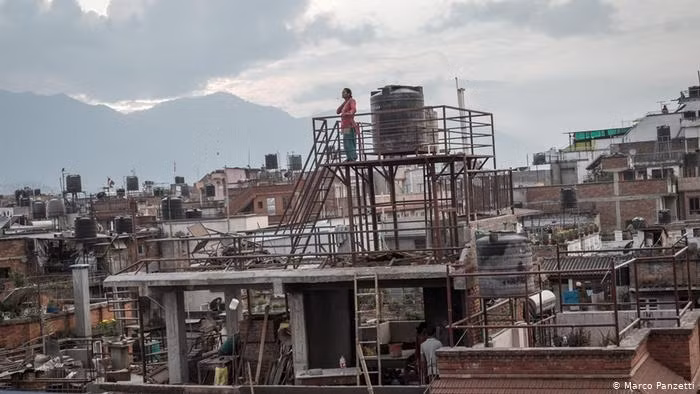 Người phụ nữ khảo sát tình trạng ô nhiễm tại thành phố Kathmandu. Ô nhiễm đang trở thành vấn đề nghiêm trọng ở đây.