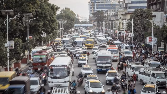 Bầu không khí ở thủ đô Kathmandu ô nhiễm nghiêm trọng một phần là do bụi từ những con đường đất chưa được trải nhựa.