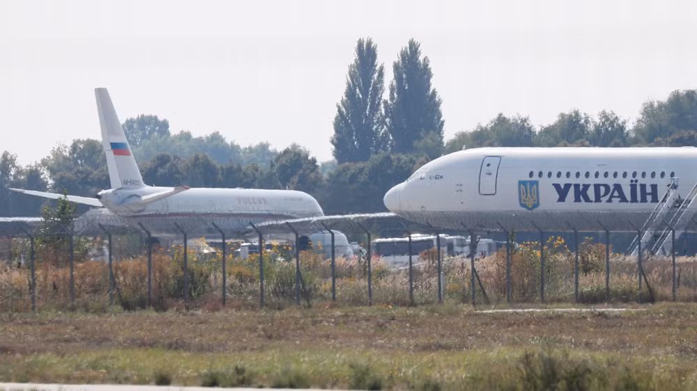Trước đó, sáng ngày 7/9, các máy bay chở tù nhân Nga và Ukraine hạ cánh xuống sân bay Moscow và Kiev, hoàn tất vụ hoán đổi tù nhân với định dạng 35 đổi 35. Ảnh: AJ.
