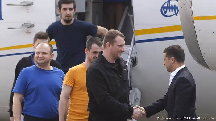 Đây là đợt trao đổi tù nhân đầu tiên giữa Nga và Ukraine kể từ năm 2017. Ảnh: AP.