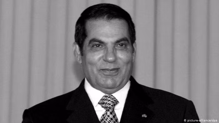 Ngày 20/6/2011, một tòa án Tunisia đã kết án vắng mặt ông Ben Ali 35 năm tù về nhiều tội danh, trong đó có buôn bán ma túy, vũ khí và cổ vật. Vào tháng 6/2012 và tháng 4/2013, ông Ben Ali bị kết án tù chung thân vì liên quan đến cái chết của những người biểu tình lật đổ ông và đàn áp bạo lực cuộc biểu tình ở Sfax. Ảnh: DW.