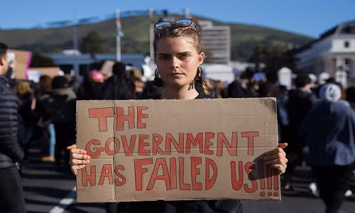 Gần đây, Uyinene Mrwetyana, một sinh viên năm nhất 19 tuổi tại Đại học Cape Town (UCT), đã đến bưu điện địa phương vào ngày 24/8 để lấy bưu kiện. Tuy nhiên, do lúc đó mất điện nên cô quay về.