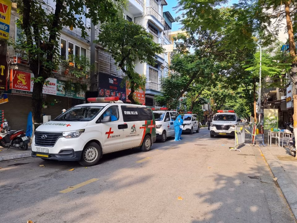 15 ca dương tính tiếp theo ở khu phố này được phát hiện rải rác từ 8/8 đến 12/8 thông qua truy vết và xét nghiệm sàng lọc.