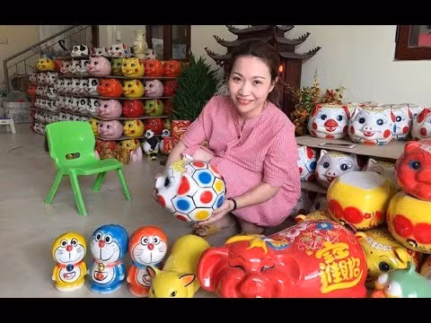 Trước đó, ngày 13/8, Công an huyện Gia Lâm phát đi thông báo truy tìm đối tượng Ngân "gốm". Theo thông báo, từ tháng 8/2020, Ngân đã sử dụng tài khoản Facebook có tên Đỗ Thị Kim Ngân Paula, Ngân gốm; tài khoản Zalo Ngân gốm. Ngân thường livestream (phát trực tiếp) trên mạng xã hội, lợi dụng sự cả tin của mọi người để bán sản phẩm gốm và các mặt hàng khác với giá rẻ hơn so với thị trường.