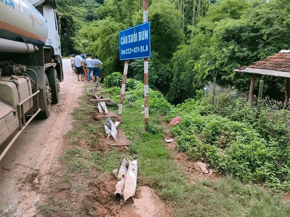 Theo thông tin ban đầu, vụ xe chở xăng dầu lao xuống suối xảy khoảng 10h30 ngày 17/8 tại Km223+020 Quốc lộ 6 thuộc khu vực cầu Suối Bưn, xã Tú Nang, huyện Yên Châu, tỉnh Sơn La.