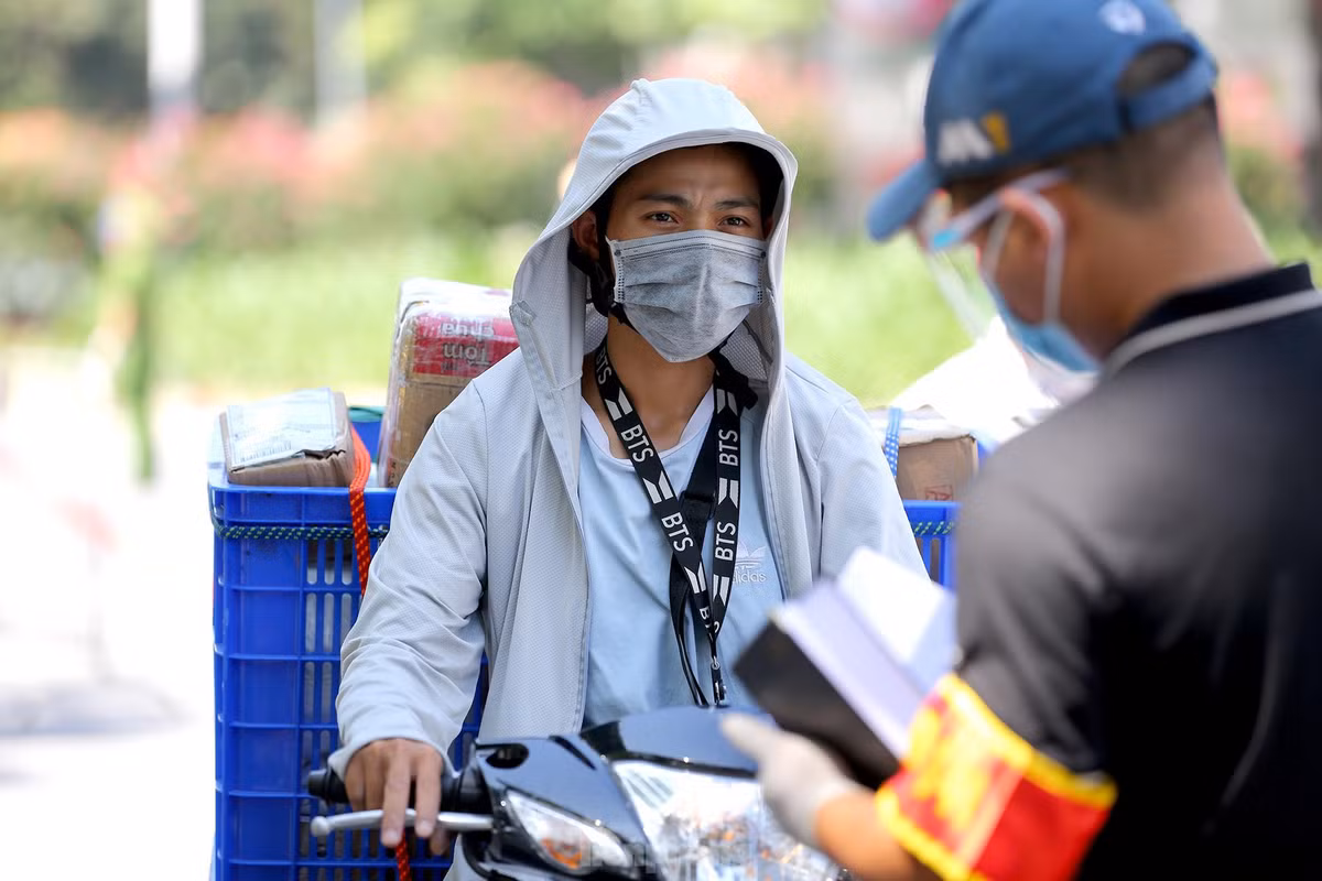 Nhiều trường hợp ra đường không có lý do chính đáng, giấy tờ không hợp lệ, phương tiện vi phạm… bị Tổ công tác số 3 xử lý.
