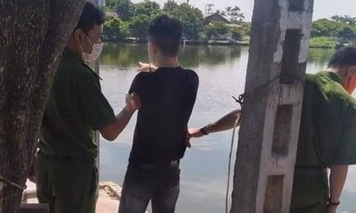  Thanh niên chạy xe máy bị nhóm người rượt đánh tử vong: Anh N.V.T (SN 2000, trú huyện Yên Mỹ, tỉnh Hưng Yên) đang di chuyển trên đường thì bị nhóm thanh niên khác khoảng chục người ép ngã rồi liên tiếp hành hung. Nạn nhân bỏ chạy thì tiếp tục bị truy sát và tử vong sau đó. Ngày 17/8, Công an huyện Yên Mỹ cho biết đang điều tra, làm rõ. 