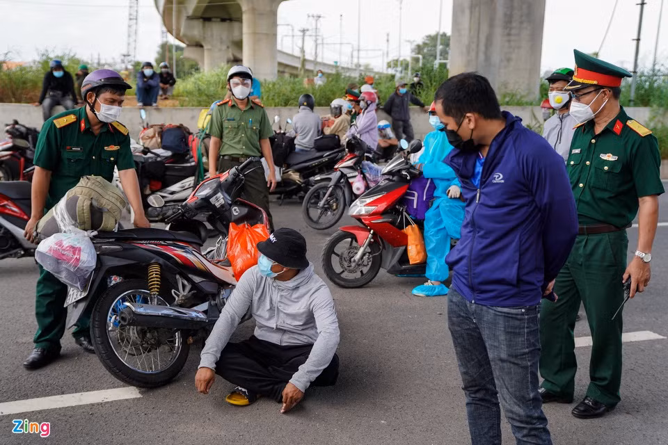 Đến khoảng 14h cùng ngày, cảnh sát phát loa thông báo yêu cầu nhóm người cuối cùng bám trụ phải trở về nơi cư trú. "Trường hợp nào khó khăn thì liên hệ UBND phường nơi cư trú để được hỗ trợ, trường hợp cố tình chống đối chúng tôi sẽ cưỡng chế", một cán bộ nói. Sau đó, tất cả người dân đã rời khỏi khu vực trên.