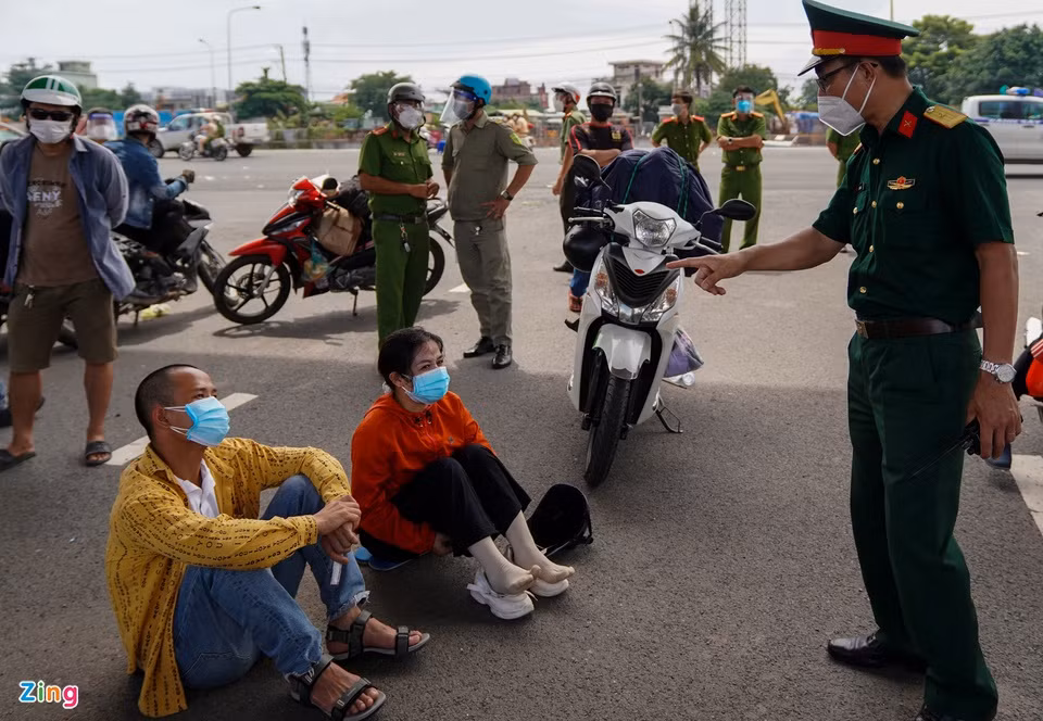 Lực lượng chức năng nhiều lần thuyết phục nhưng một số người vẫn không chấp hành, không đồng ý quay về nơi cư trú. 