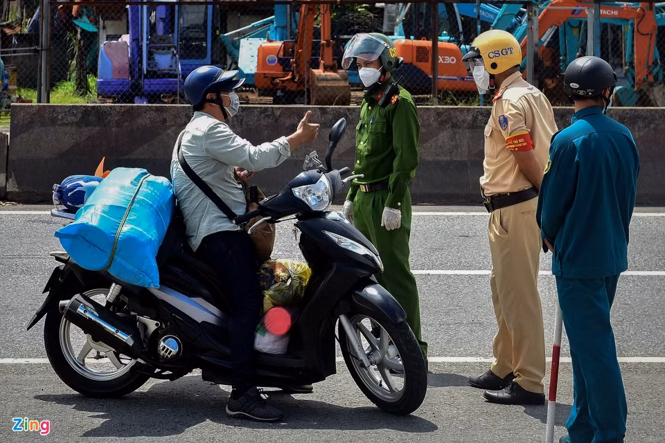 Một số người cố tình thông chốt, lực lượng chức năng đã kịp thời ngăn cản và yêu cầu quay đầu.