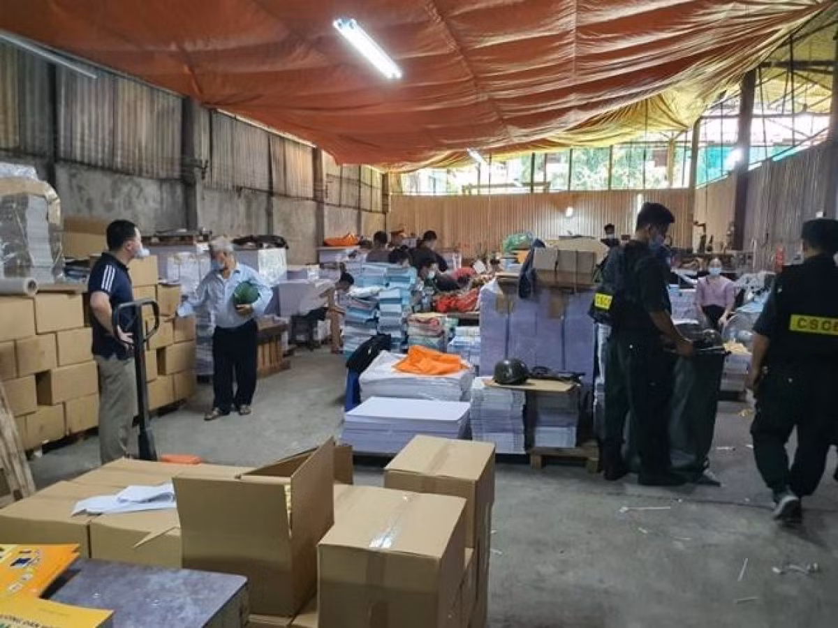 Bộ Công an tạm giữ hơn 3,2 triệu quyển sách giáo khoa giả các loại của Nhà xuất bản Giáo dục; 3 hệ thống dây chuyền máy in offset, nhiều máy gia công sách giả; hơn 1,5 triệu tem giả của Nhà xuất bản Giáo dục và nhà xuất bản khác; 5 ô tô tải và nhiều máy móc, công cụ dùng để bốc xếp, vận chuyển sách; khoảng 20 tỷ đồng từ nguồn thu bất hợp pháp. (Ảnh minh họa)