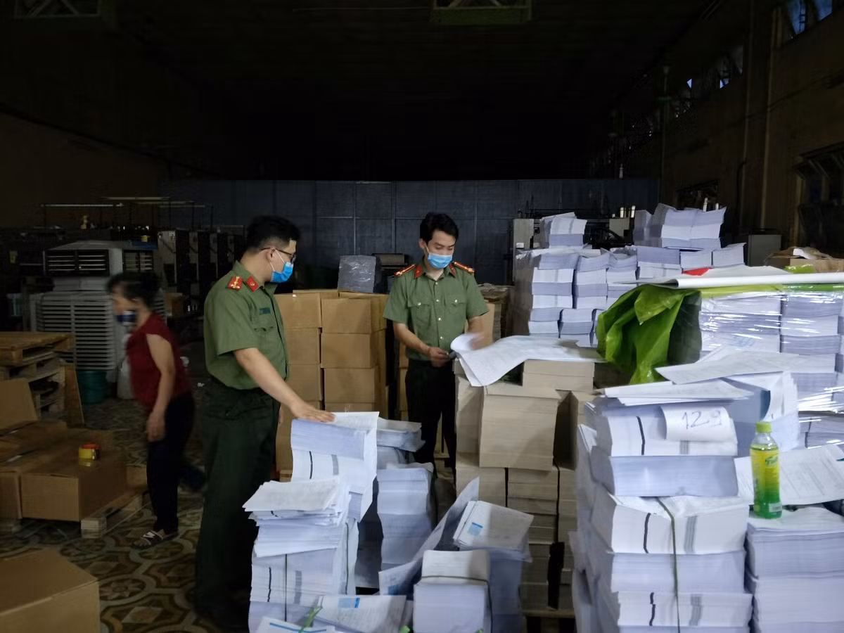 Cơ quan CSĐT xác định, kết quả điều tra bước đầu cho thấy lợi nhuận thu được từ số sách giả này khoảng 50 tỷ đồng. Đây là đường dây sản xuất, tiêu thụ sách giả với số lượng lớn nhất cả nước từ trước tới nay bị phát hiện. (Ảnh minh họa)
