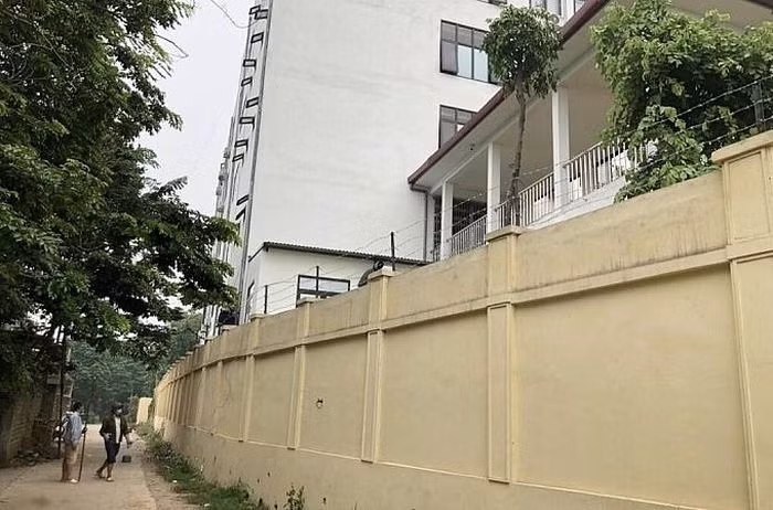  Vượt tường rào mua bao thuốc lá: Mặc dù đang phải áp dụng biện pháp cách ly y tế tập trung nhưng anh C.V.T (SN 1998, trú huyện Diễn Châu, Nghệ An) đã nhảy tường trốn ra khỏi khu cách ly để mua thuốc lá. Ngày 15/8, UBND huyện Diễn Châu đã xử phạt anh T. 7,5 triệu đồng. 