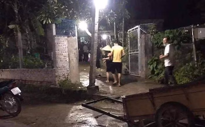  Bé trai 7 tuổi sạc điện thoại bị điện giật tử vong: Tối 11/8, cháu L.Nh. (7 tuổi, trú huyện Thanh Thủy, tỉnh Phú Thọ) được bố nhờ sạc điện thoại. Sau đó, bố cháu bé đi tắm. Khi tắm xong vào nhà, người bố phát hiện con trai nằm co quắp, tay vẫn cầm điện thoại nên tiến hành sơ cứu, nhưng nạn nhân không qua khỏi.