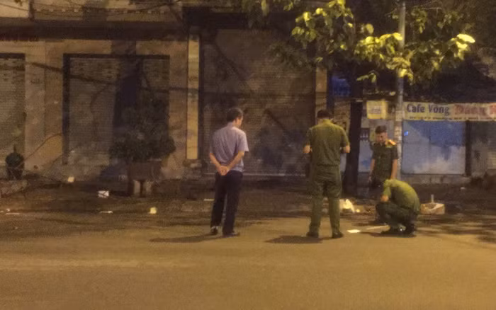 Quản lý rủ đồng bọn bắn thương vong 2 người: Mâu thuẫn vì 4 triệu đồng tiền nợ của nữ nhân viên quán karaoke, Nguyễn Hữu Quyết (SN 1992, trúy Thường Tín, Hà Nội) đã cùng nhiều đối tượng khác dùng súng tự chế bắn 2 người thương vong. Ngày 12/8, VKSND TP Hà Nội cho biết đã hoàn tất cáo trạng truy tố nhóm đối tượng này. 