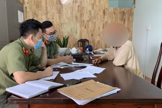  Xúc phạm trưởng công an sau khi bạn gái bị đi cách ly: H.T.P (SN 1975, trú huyện Đắk Mil, Đắk Nông) sau khi gọi điện cho công an hỏi việc bạn gái bị cách ly, P. đăng mạng xã hội với lời lẽ xúc phạm công an. Ngày 13/8, P. bị cơ quan Công an xử phạt với số tiền 5 triệu đồng. (Ảnh minh họa)
