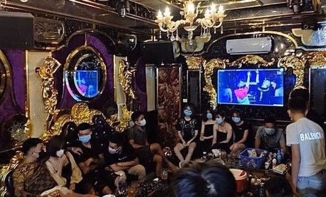 16 người tụ tập trong quán karaoke, bất chấp lệnh cấm: Ngày 13/8, Công an huyện Sóc Sơn, Hà Nội cho biết, lực lượng chức năng vừa kiểm tra hành chính quán karaoke Thương Trường tại địa bàn do L.V.T. (44 tuổi, người địa phương) làm chủ. Theo đó, phát hiện 16 người (8 nam, 8 nữ) tụ tập trong phòng hát kiểm tra nhanh cho thấy 3 người dương tính với chất cấm. 