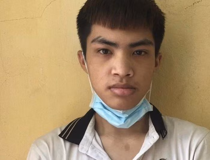  Cạy, phá hàng loạt cửa ô tô trộm cắp tài sản để chơi game: Lợi dụng buổi trưa và ban đêm, Nguyễn Ngọc Hiếu (SN 2003 ở TP Thanh Hóa) đến các khu vực có xe ô tô của các gia đình đậu đỗ trên vỉa hè, trước cửa nhà hoặc tại các vị trí bị che khuất tầm quan sát để phá cửa ô tô trộm tài sản. Ngày 15/8, Hiếu bị Công an TP Thanh Hóa bắt giữ.