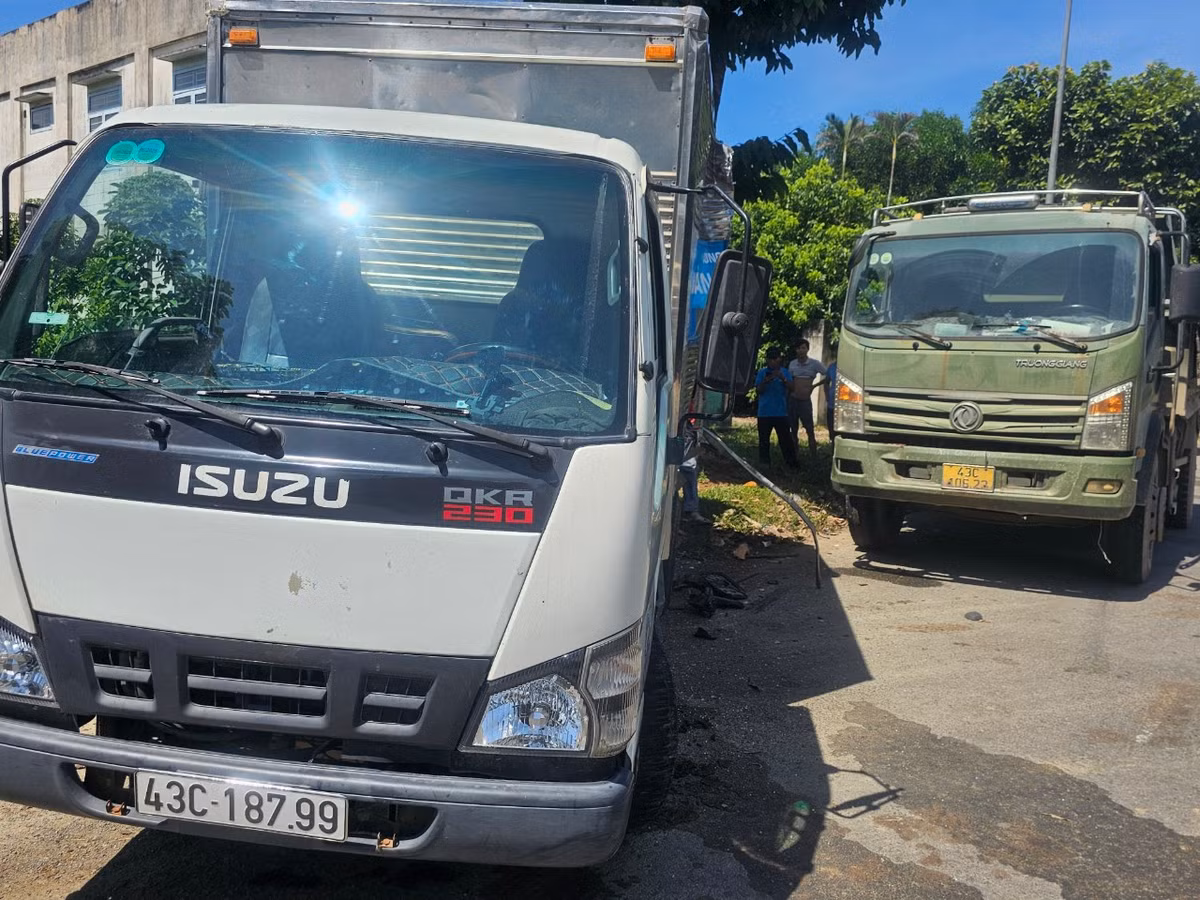 Da Nang: Dang dau ben le, xe tai bat ngo bi “un” bien dang