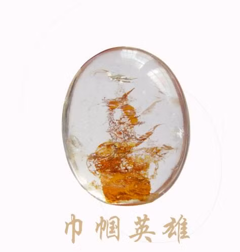Đá "Nữ anh hùng". Hòn đá này là pha lê tự nhiên có kích thước 46x37x17mm do những khối màu vàng bên trong kết thành hình một người phụ nữ hoàn hảo với ngũ quan rõ ràng, tư thế oai phong giống y như người thật.
