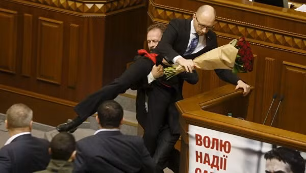 Cac nghi si Ukraine dam nhau vi Thu tuong Yatsenyuk