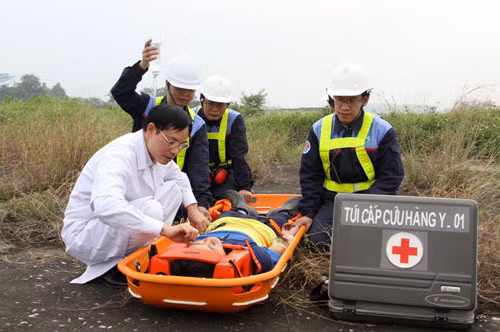 Sau khi xảy ra “tai nạn lao động”, nạn nhân được tổ y tế mặt đất tiến hành sơ cứu kịp thời.