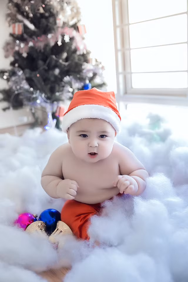 Không chỉ bụ bẫm, hay cười mà bé còn có cặp lông mi dài rất "điệu" làm cho những bà mẹ trẻ phải mê mẩn ngắm nhìn, thèm muốn có một đứa con như vậy.