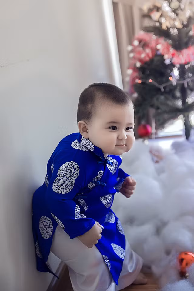 Trong trang phục nào thì bé Bí Bo cũng rất đáng yêu. Trong phòng chụp ảnh, em bé thiên thần này thoả thích nghịch ngợm, tạo ra rất nhiều khoảnh khắc đáng yêu.