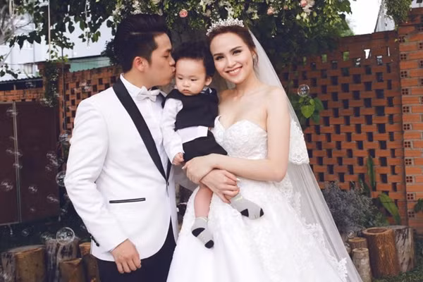 Thời điểm đó, chịu nhiều áp lực từ chồng cũ, Hoa hậu Diễm Hương đã công khai và tố bị người chồng đại gia này hành hạ tinh thần và thể xác. Cô từng gửi đơn cầu cứu đến Bộ trưởng Bộ Công an, Phòng cảnh sát điều tra tội phạm, Cục Nghệ thuật Biểu diễn để trình bày về những tủi nhục mà mình phải chịu đựng trong thời gian sống cùng chồng cũ. Ngày 26/3/2015, cô hoàn tất thủ tục ly dị với chồng cũ. Không lâu sau đó, Diễm Hương gặp Nguyễn Quang Huy sinh năm 1983 đang là chồng hiện tại của cô. Được biết, Diễm Hương và Nguyễn Quang Huy gặp nhau trong những lần đi chơi chung cùng nhóm bạn 5-6 người sau đó dần nảy sinh tình cảm.