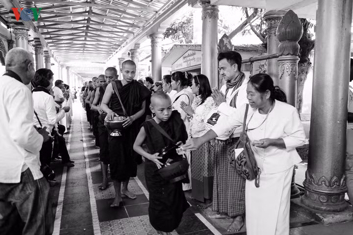Các nhà sư xếp hàng nhận đồ cúng dường. Người dân hay du khách có thể cúng mỳ tôm, cơm, bánh, hay kẹo...