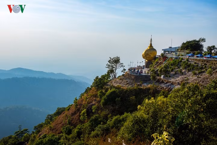 Chùa Kyaikhtiyo được coi là biểu tượng của Myanmar, còn được biết đến với tên gọi “Chùa Núi Vàng” hay “Chùa Hòn Đá Vàng”. Theo truyền thuyết, trên hòn đá có thờ Xá Lợi Tóc Phật.
