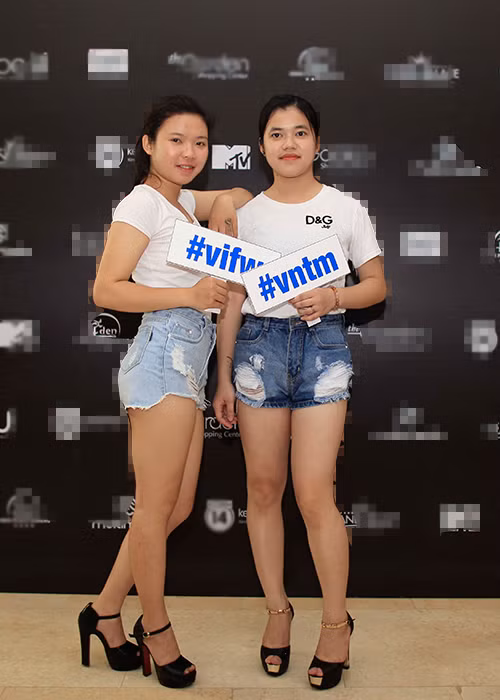 Dù sở hữu chiều cao khiêm tốn nhưng đôi bạn thân: Trần Thị Trang và Nguyễn Thị Bích Hậu (phải) vẫn tự tin tìm kiếm cơ hội trở thành người mẫu. 