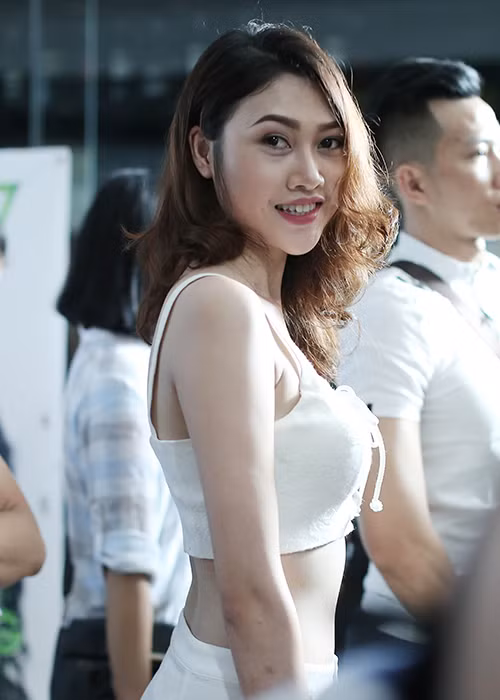 Nguyễn Ngọc Yến sinh năm 1994. Ngoài chiều cao ấn tượng 1m78, cô nàng sở hữu số đo 3 vòng nóng bỏng: 80-60-93. 
