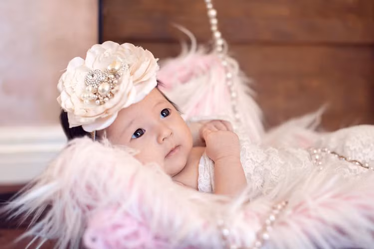 Trong loạt ảnh, bé Vivian xinh xắn, dễ thương như công chúa.