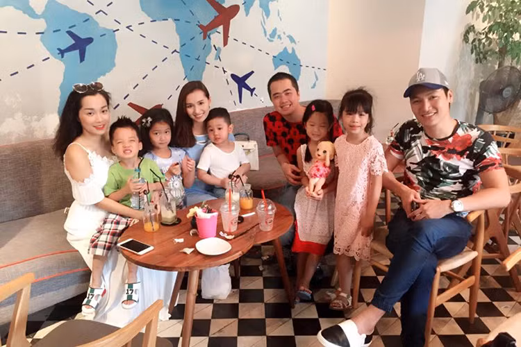 Bé Chíp (thứ ba từ trái sang) được bố Mạnh Trường (ngoài cùng bên phải) dẫn đi chơi vào dịp 1/6. (Ảnh: Facebook Lã Thanh Huyền)