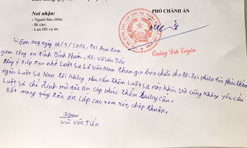 Vũ Văn Tiến viết yêu cầu luật sư bào chữa.