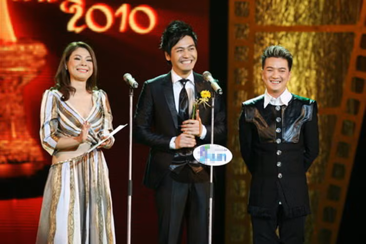 Với thành công trong vai trò MC của Vietnam Idol 2010, Phan Anh ẵm giải Mai Vàng 2010 ở hạng mục Người dẫn chương trình được yêu thích nhất. (Ảnh: Tuổi trẻ) 