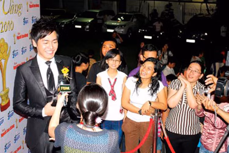 Phan Anh từng bày tỏ: “Thật sự tôi không dám nghĩ mình được nhận giải Mai Vàng. Nhiều đêm liền, tôi cứ nằm mơ thấy mình được đứng trên sân khấu nhận giải và giấc mơ ấy đã trở thành hiện thực”. (Ảnh Tiền Phong) 