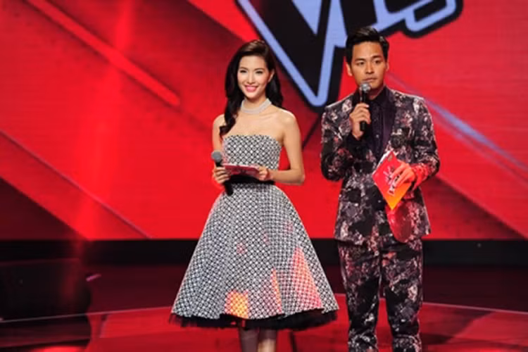 Ngoài Vietnam Idol, Phan Anh còn là gương mặt quen thuộc của chương trình truyền hình thực tế The Voice. Đặc biệt, ở The Voice 2015, nam MC cho thấy sự tự tin, bản lĩnh và chuyên nghiệp trong vai trò dẫn chương trình. (Ảnh: Đời sống pháp luật). 