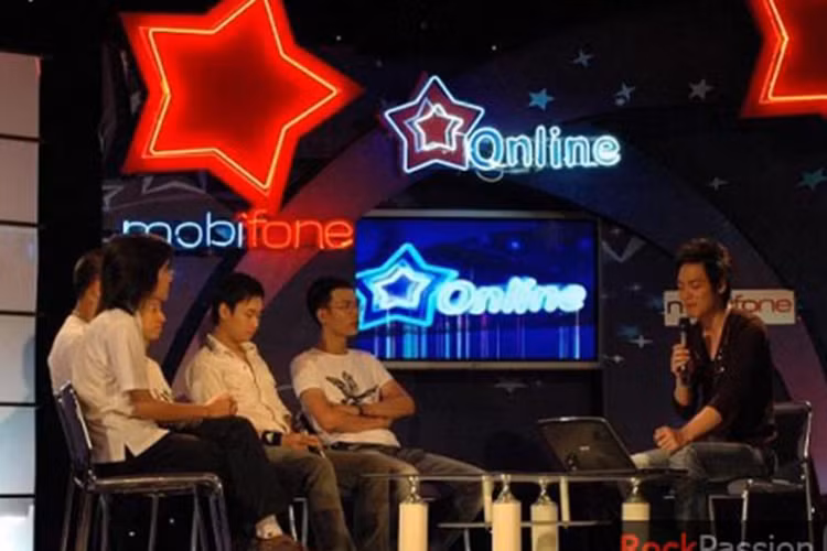  MC Phan Anh (ngoài cùng bên phải) đã có hơn 10 năm làm MC. Anh từng dẫn dắt chương trình Sao Online. (Ảnh: Thể thao văn hóa) 