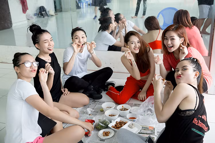 Chính sự thân thiện, gần gũi của nữ ca sĩ đã khiến cho vũ đoàn quên đi sự mệt mỏi, áp lực trong 2 tuần làm việc vừa qua. 