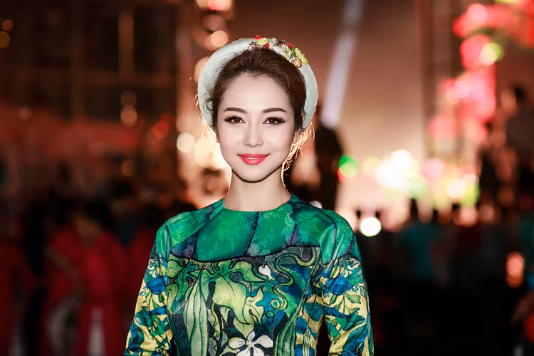 Công việc thuận lợi và cuộc hôn nhân lần 2 viên mãn khiến Jennifer Phạm ngày càng xinh đẹp, trẻ trung hơn. 