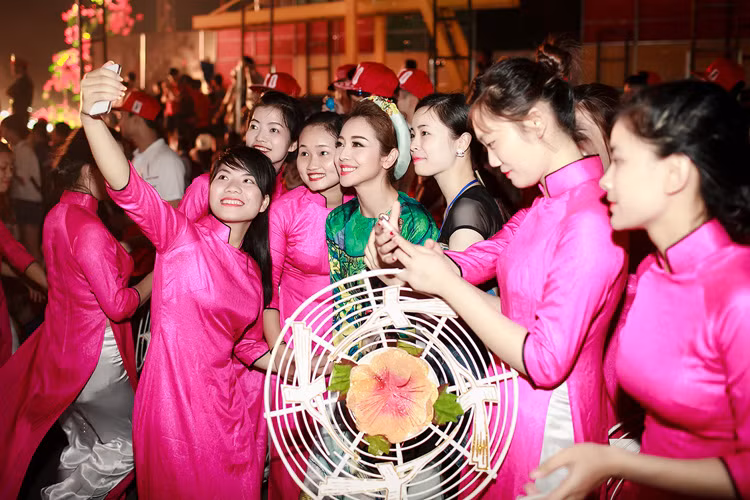 Ở hậu trường, bà mẹ hai con vui vẻ chụp hình cùng nhóm múa biểu diễn trong chương trình. 