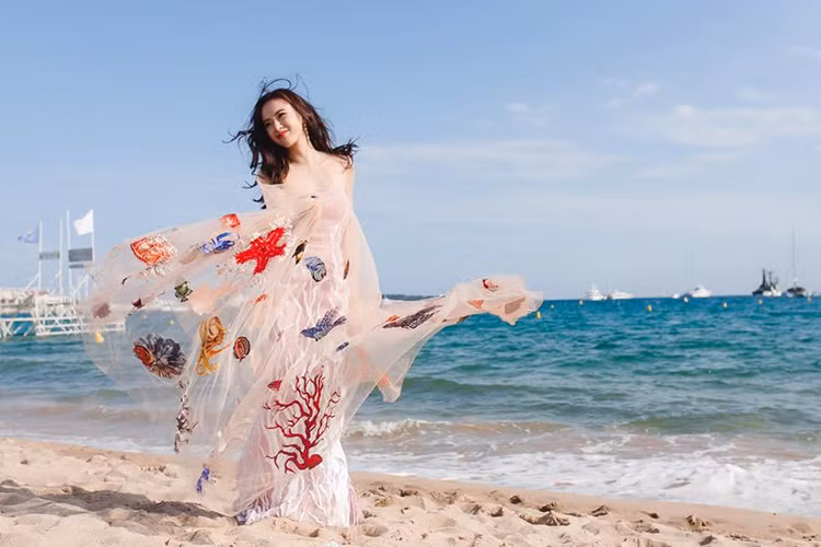 Angela Phuong Trinh dien vay Cannes tung tang dao bien-Hinh-2