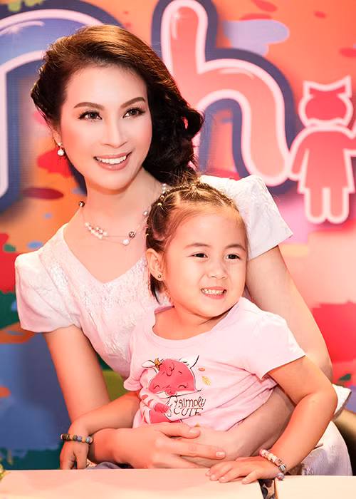 Từng đoạt giải tại các cuộc thi nhan sắc, làm người mẫu, đóng phim và biết múa, Á hậu Điện ảnh 1992 hội tụ những yếu tố cần thiết của một người "cầm cân nảy mực".