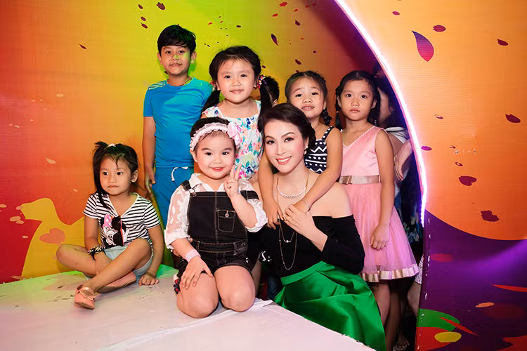Ở hậu trường chương trình "Siêu mẫu nhí", mỹ nhân không tuổi của Vbiz được nhiều em nhỏ vây quanh.