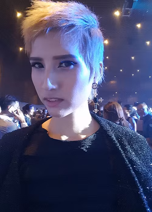 Ngoài gương mặt, phong cách cá tính với mái tóc ngắn được nhuộm vàng của Á quân Vietnam’s Next Top Model 2015 cũng gây chú ý. (Ảnh: Facebook Hồng Xuân) 
