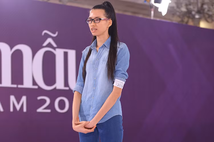Còn nhớ, khi tham gia Vietnam’s Next Top Model 2015, chân dài sinh năm 1996 sở hữu gương mặt không mấy ưa nhìn nhưng lại có chiều cao nổi trội 1m90. 