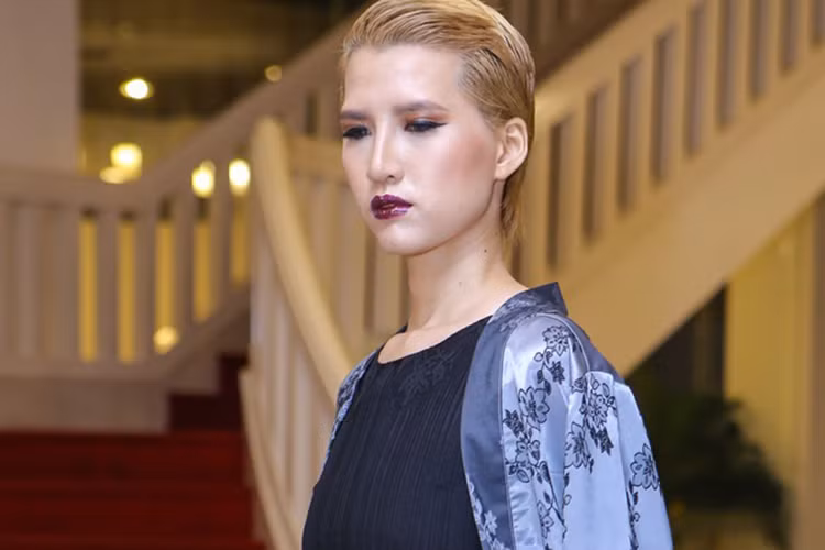 Mới đây, người mẫu Hồng Xuân gây chú ý bởi vẻ ngoài khác lạ so với thời điểm tham gia cuộc thi người mẫu Vietnam’s Next Top Model 2015. (Ảnh: Zing) 