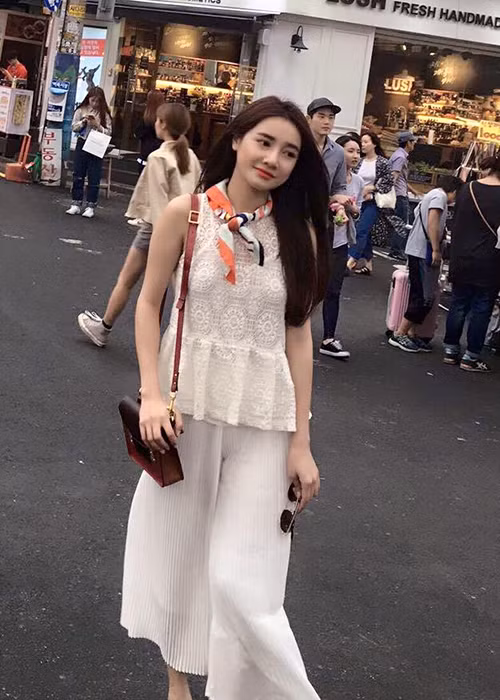 Trước khi bận rộn với những cảnh quay, nữ diễn viên sinh năm 1990 đã tranh thủ dạo chơi, khám phá Seoul.